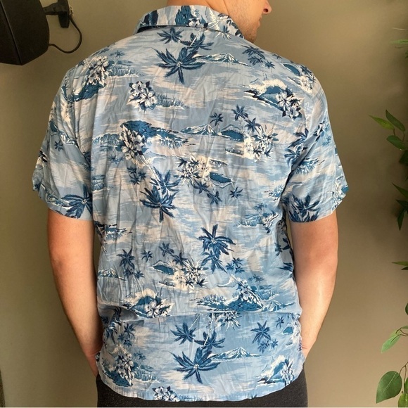 Old Navy | Short Sleeve Button Down Hawaiian Print Camp Shirt - Picture 2 of 4